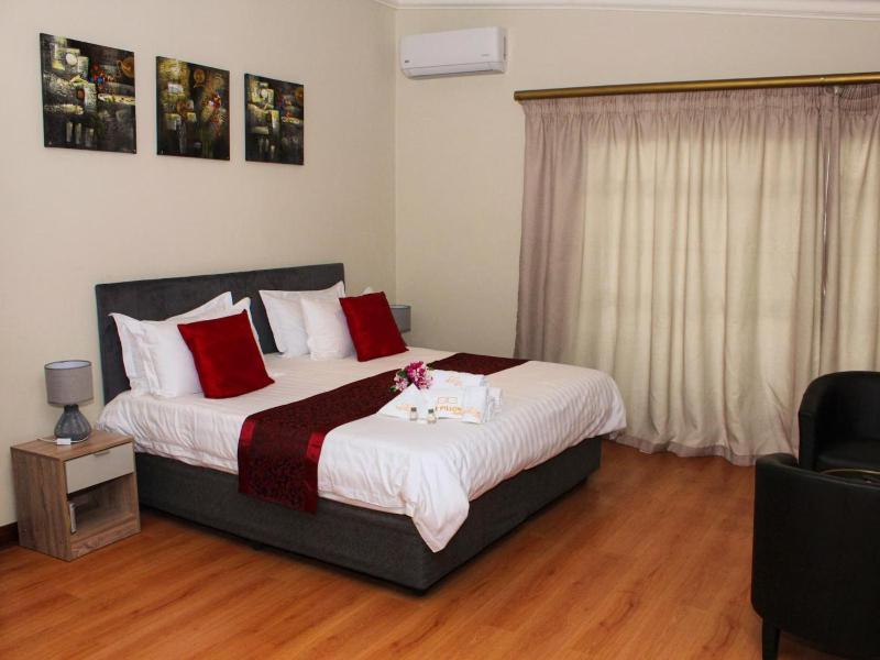 The Pillows Suites Villa - image 9