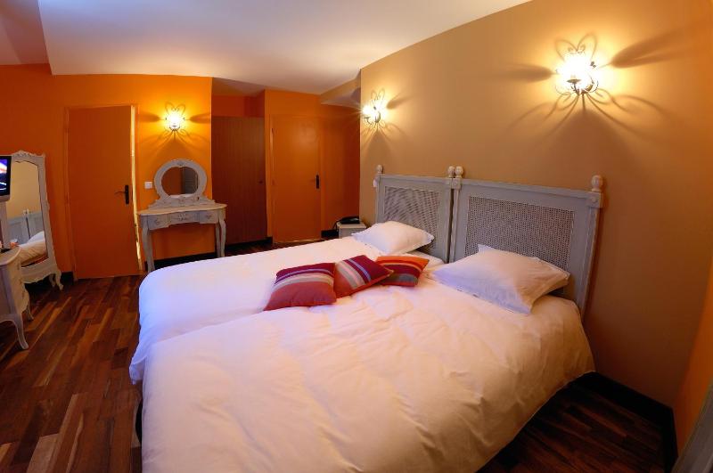 Superior Twin Room image 3
