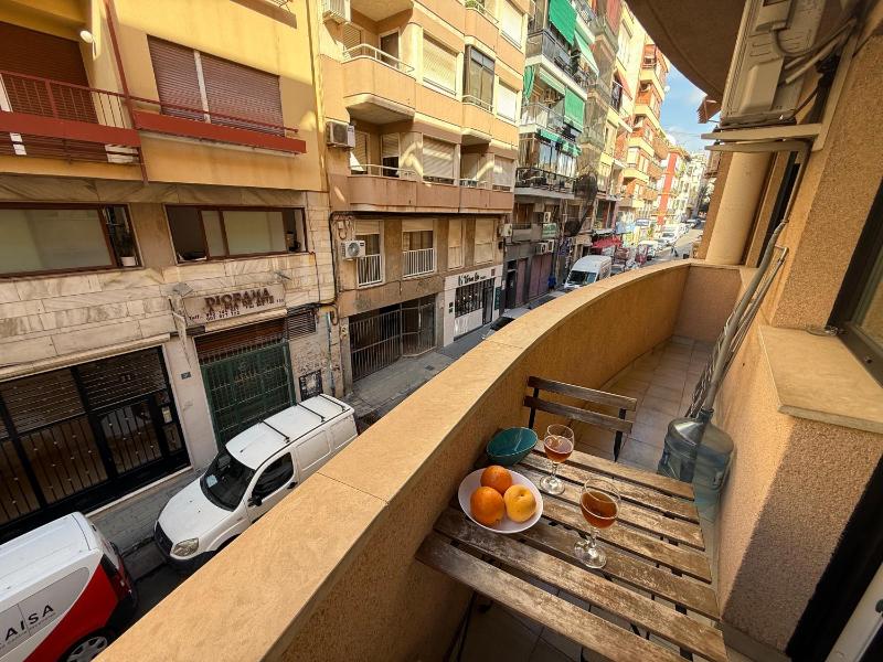 Apartamento en Centro Alicante junto al Mercado con terraza By Turihome - image 16