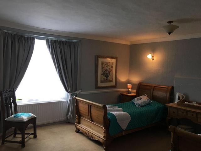 Twin Room image 3