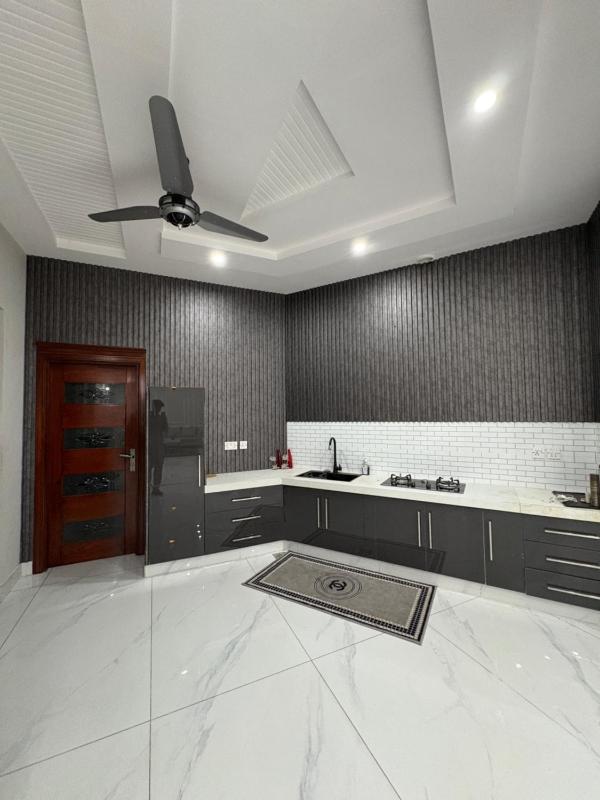 Zee Suites - image 6