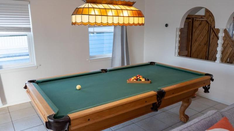 Fun Retro Island Vibe Sleeps 17 Beach 1 block home - image 4