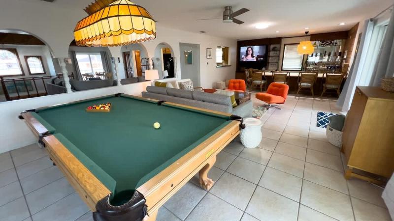 Fun Retro Island Vibe Sleeps 17 Beach 1 block home - image 24