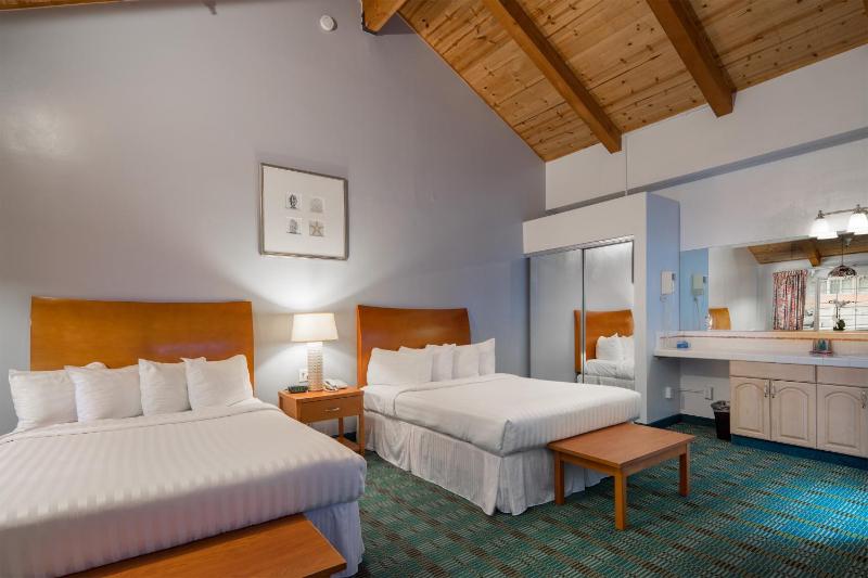 Deluxe Queen Room with Two Queen Beds image 3