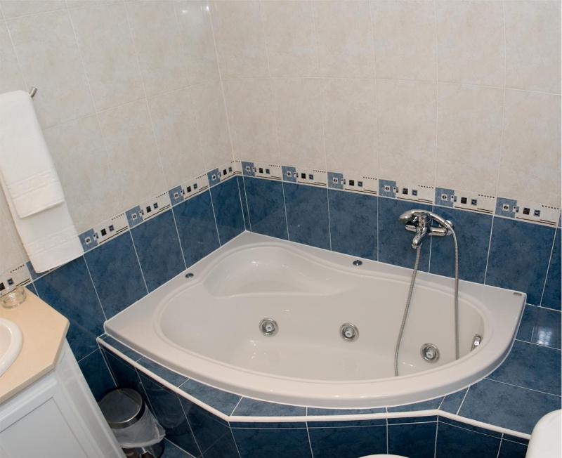 Double Room with Spa Bath image 4