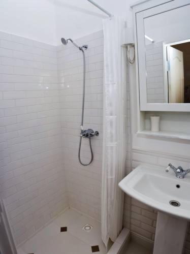Romantic apartment near Opera with Air-conditioning - image 10