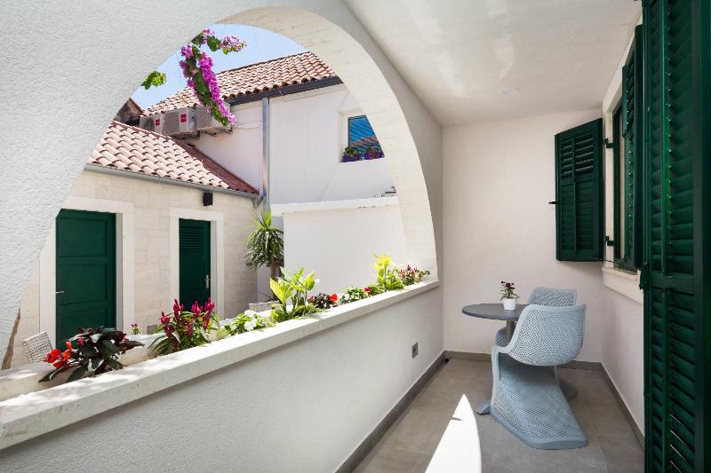 Deluxe Double Room with Balcony image 2