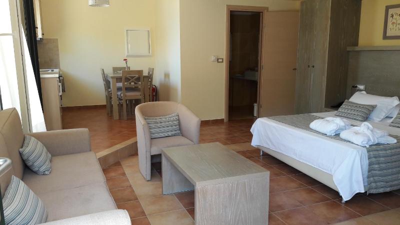 Studio Apartment with Partial Sea View image 4