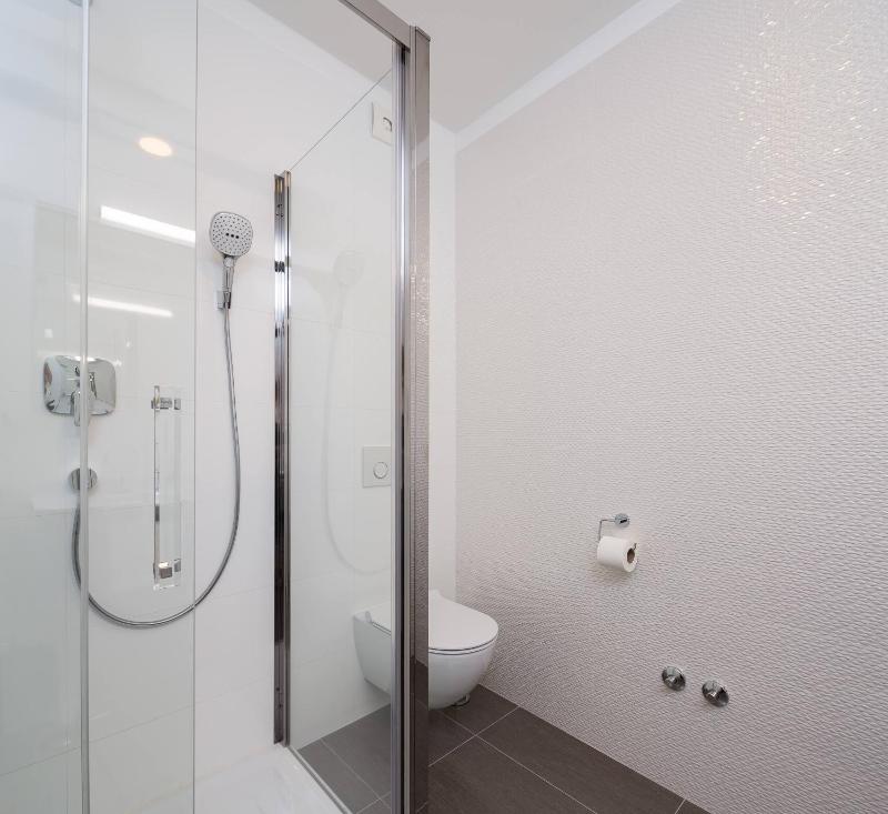 Deluxe Double or Twin Room image 2