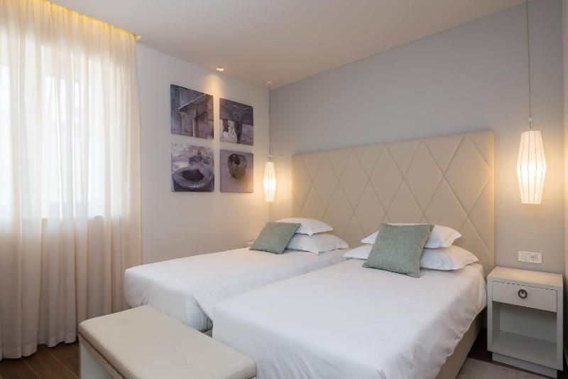 Deluxe Double or Twin Room image 3