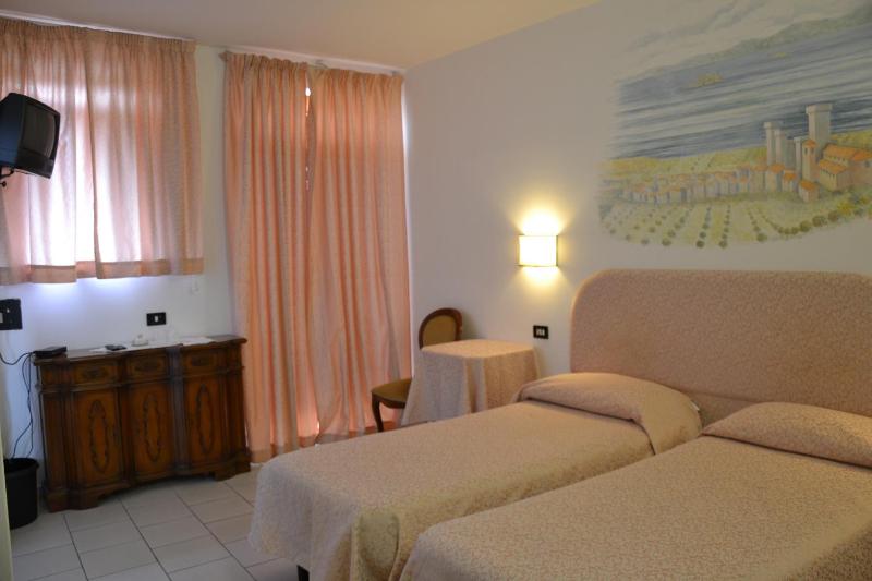 Superior Twin Room image 3