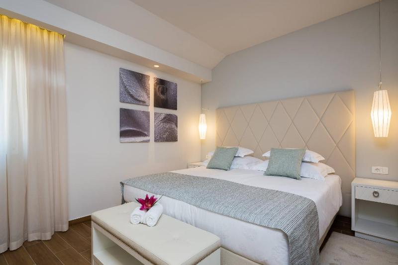 Deluxe Double or Twin Room with City View image 4