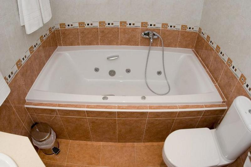Double Room with Spa Bath image 2