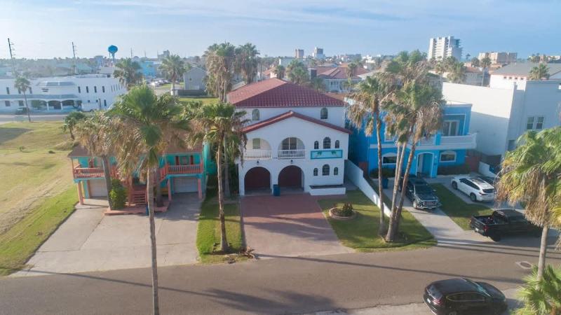 Fun Retro Island Vibe Sleeps 17 Beach 1 block home - image 12