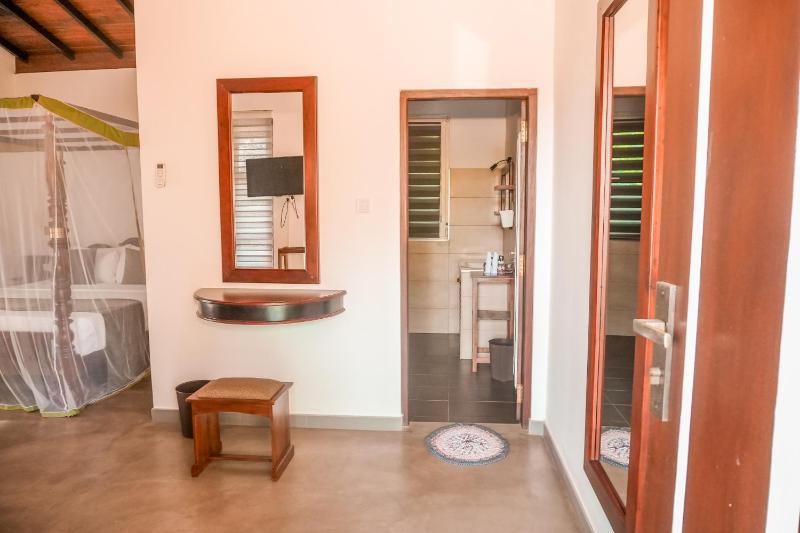 Beach Club Bungalow Induruwa - image 38