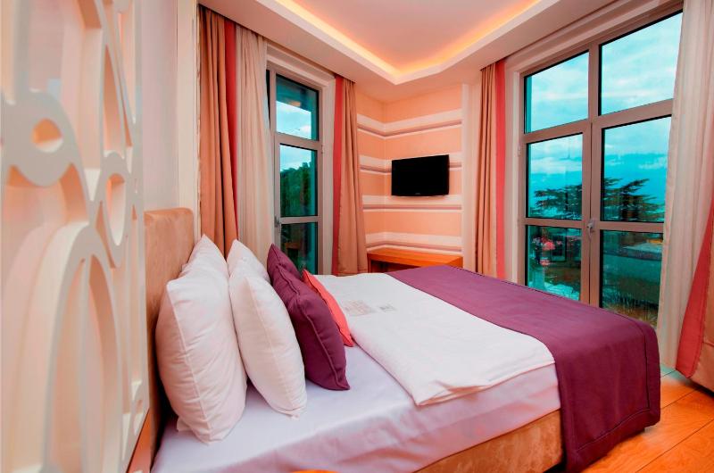 Double or Twin Room with Sea View image 3