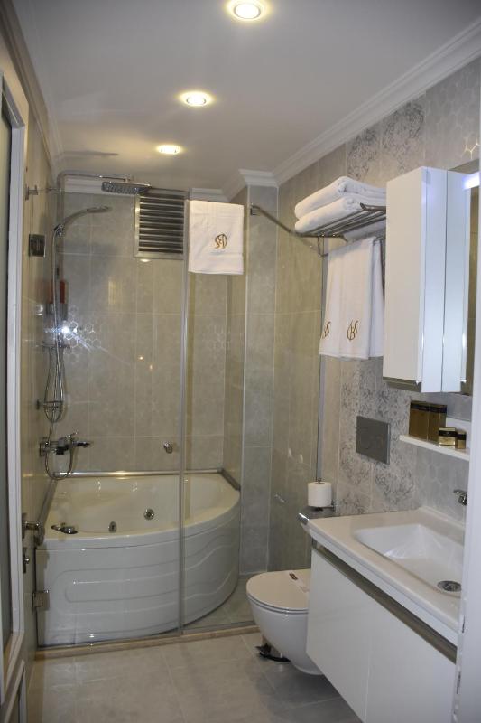 Deluxe Family Suite image 2