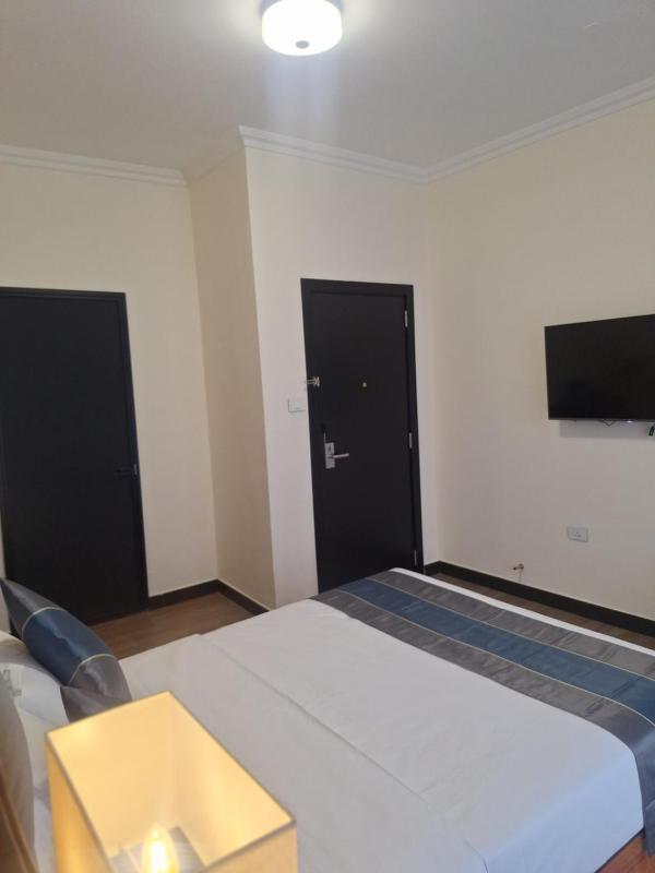 Point Central Hotel - image 4