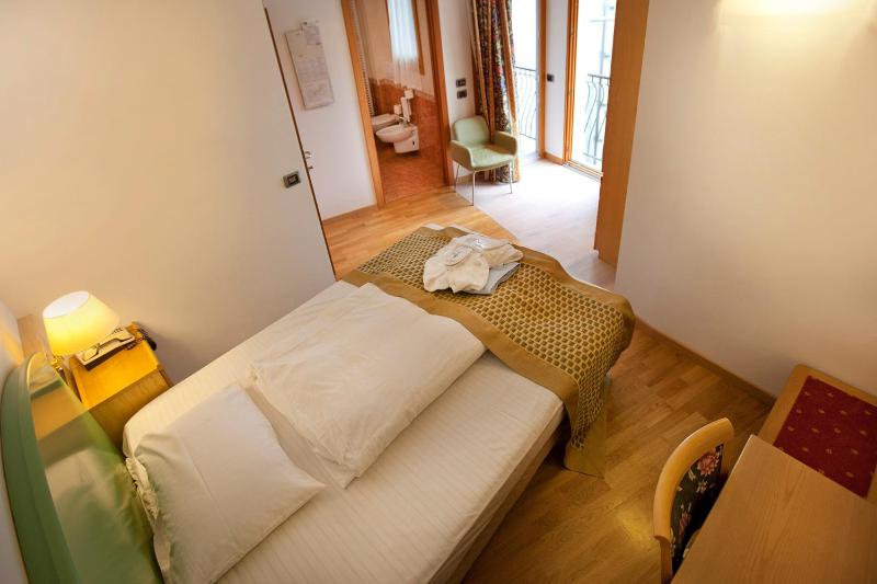 Classic Single Room with Balcony image 4