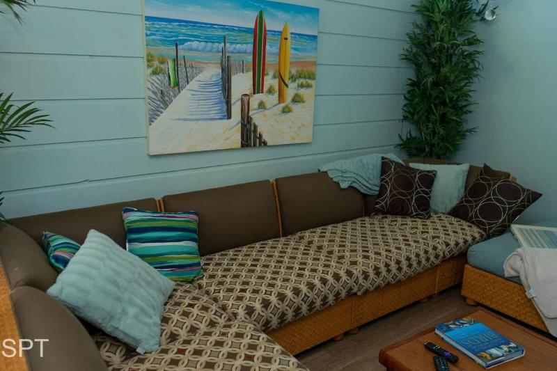 Warm Vibes 5 mins to Beach Cool Retro Feel home - image 29