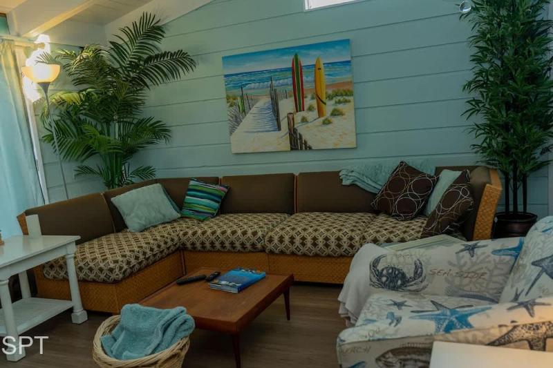 Warm Vibes 5 mins to Beach Cool Retro Feel home - image 34