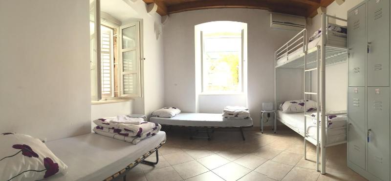 Twin Room with Shared Bathroom image 2
