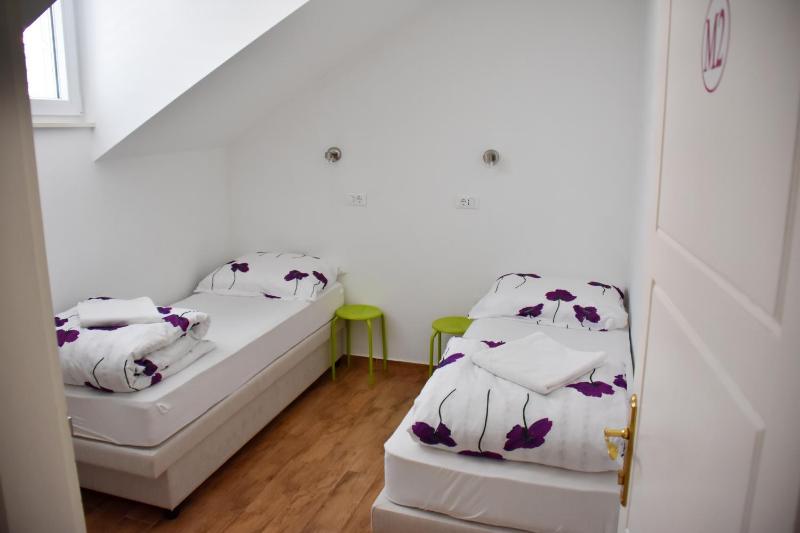 Twin Room with Shared Bathroom image 4