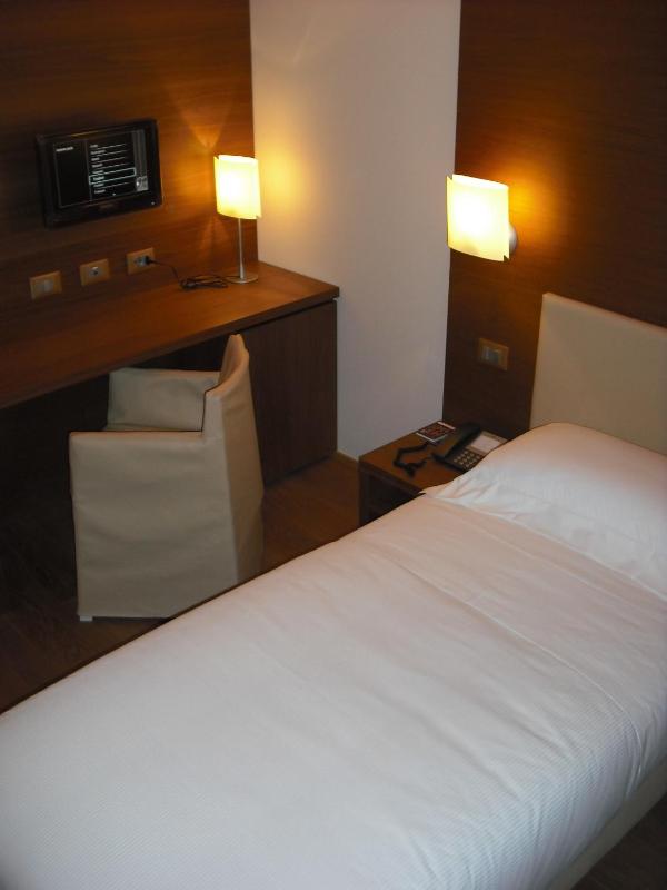 Twin Room image 3