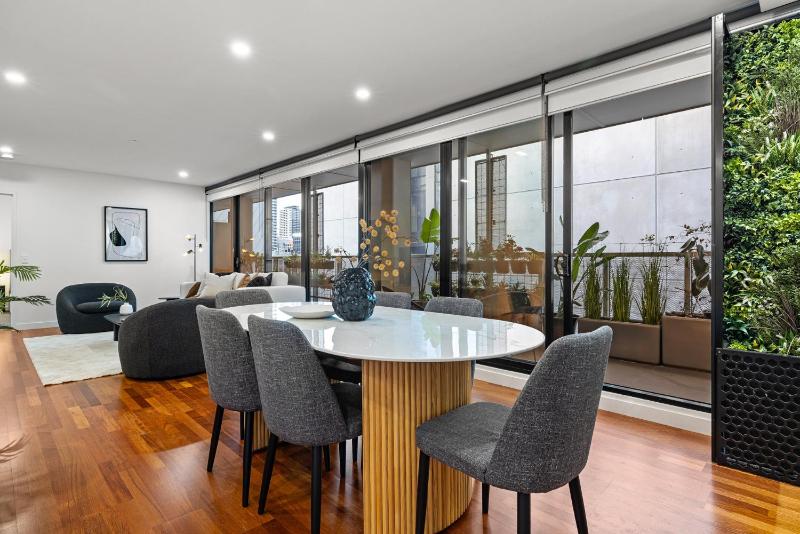 3 Bd Stylish Spacious Stunner! Minutes to Marvel! - image 10