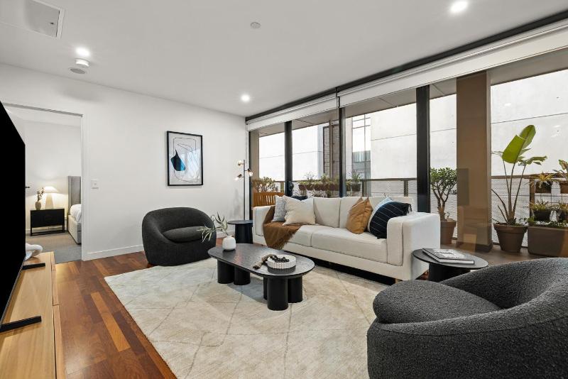 3 Bd Stylish Spacious Stunner! Minutes to Marvel! - image 14