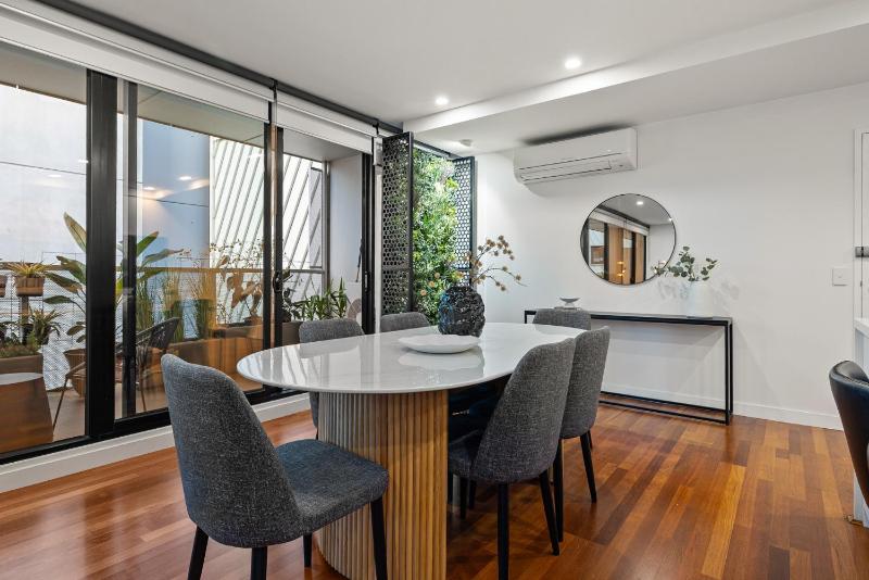 3 Bd Stylish Spacious Stunner! Minutes to Marvel! - image 11