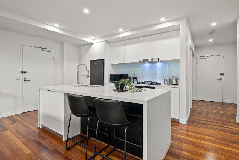 3 Bd Stylish Spacious Stunner! Minutes to Marvel! - image 16