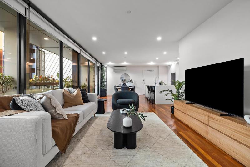 3 Bd Stylish Spacious Stunner! Minutes to Marvel! - image 3