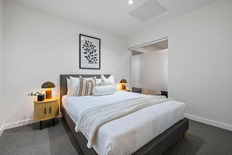 3 Bd Stylish Spacious Stunner! Minutes to Marvel! - image 5