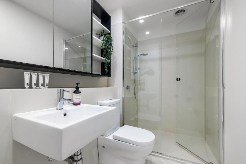 3 Bd Stylish Spacious Stunner! Minutes to Marvel! - image 15