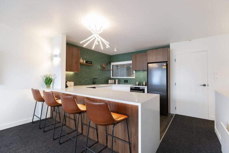 TAHUNA LAKEFRONT LUXURY Central Location - image 24