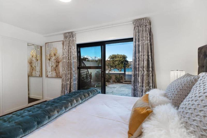 TAHUNA LAKEFRONT LUXURY Central Location - image 10