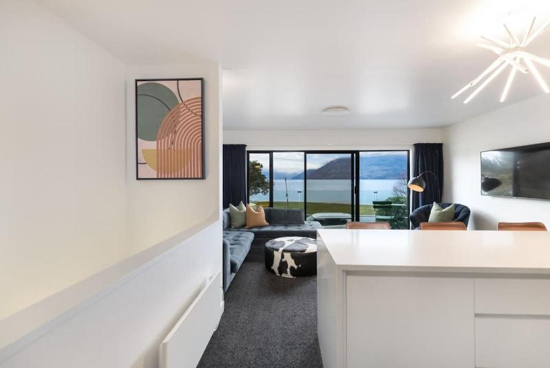 TAHUNA LAKEFRONT LUXURY Central Location - image 2
