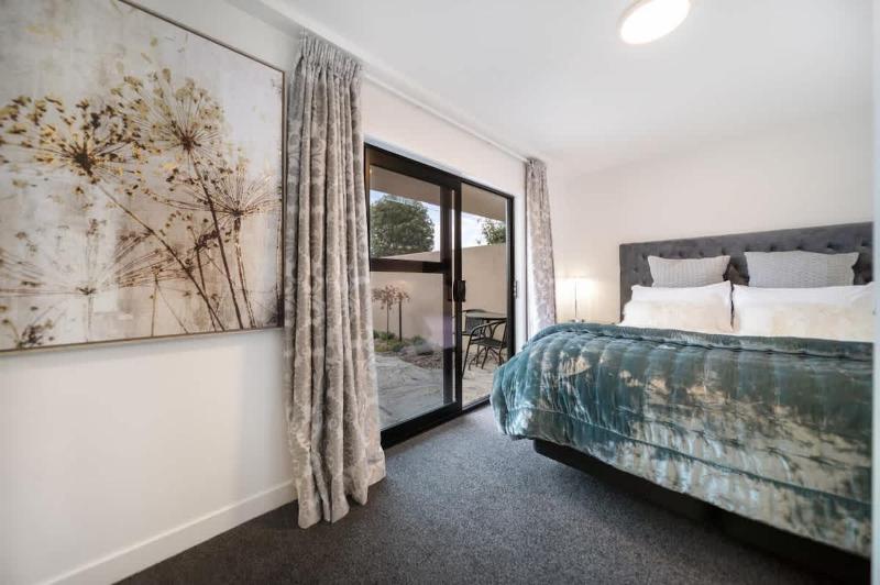 TAHUNA LAKEFRONT LUXURY Central Location - image 33