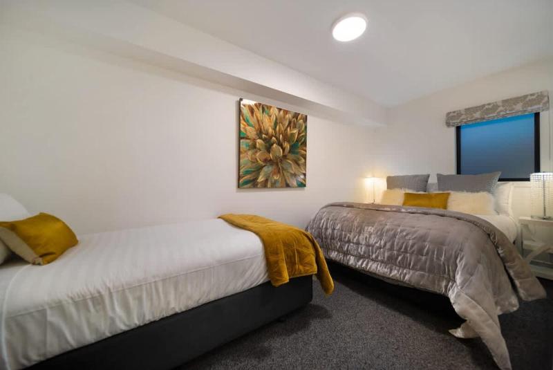 TAHUNA LAKEFRONT LUXURY Central Location - image 29