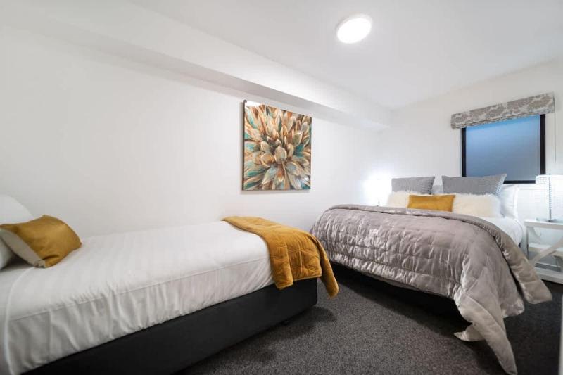 TAHUNA LAKEFRONT LUXURY Central Location - image 35