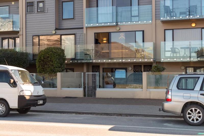 TAHUNA LAKEFRONT LUXURY Central Location - image 4