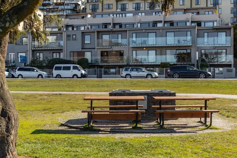 TAHUNA LAKEFRONT LUXURY Central Location - image 15