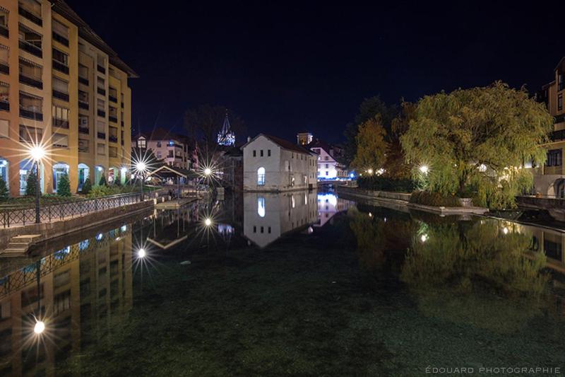 Bâtiment historique le long du canal du Thiou - zone piétonne au calme - Historic building along Thiou Canal - image 8