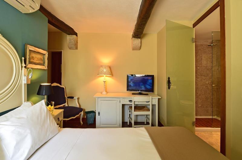 Double or Twin Room image 3