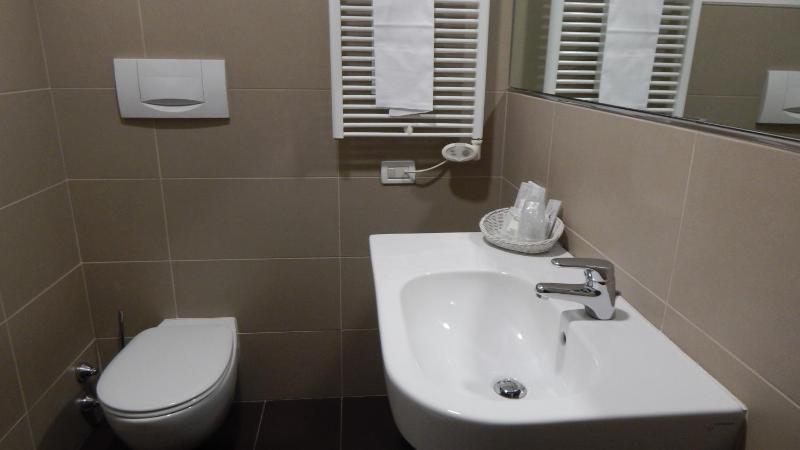 Executive Twin Room image 4