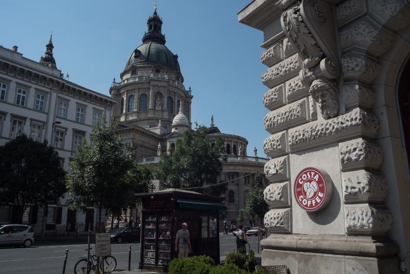 Helena apartment with view on St. Stephan's Basilica - image 5