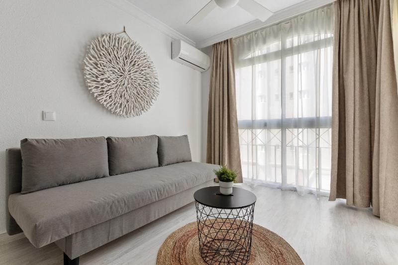 Amplio apartamento con piscina y parking en Torremolinos - image 10