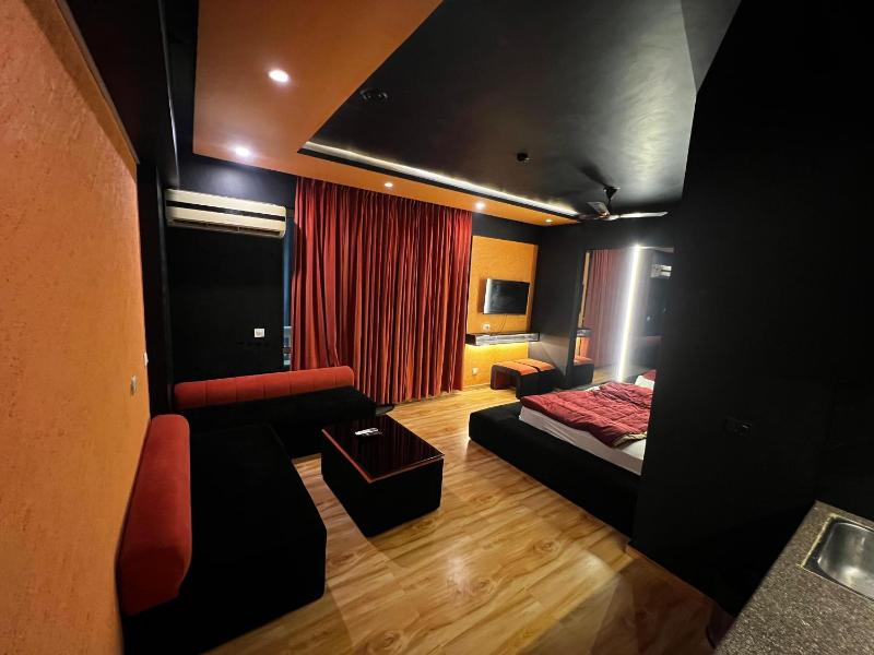 Urban Stay Dlf my Pad - image 1