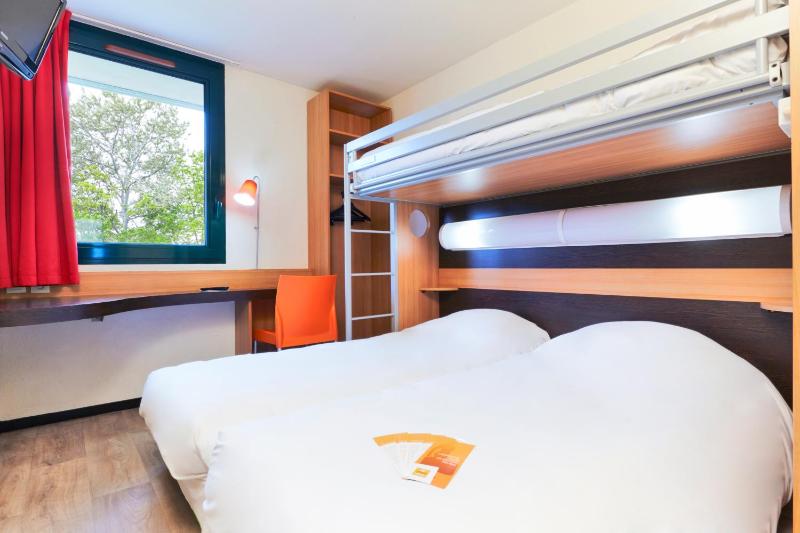 Triple Room (3 Single Beds) image 2